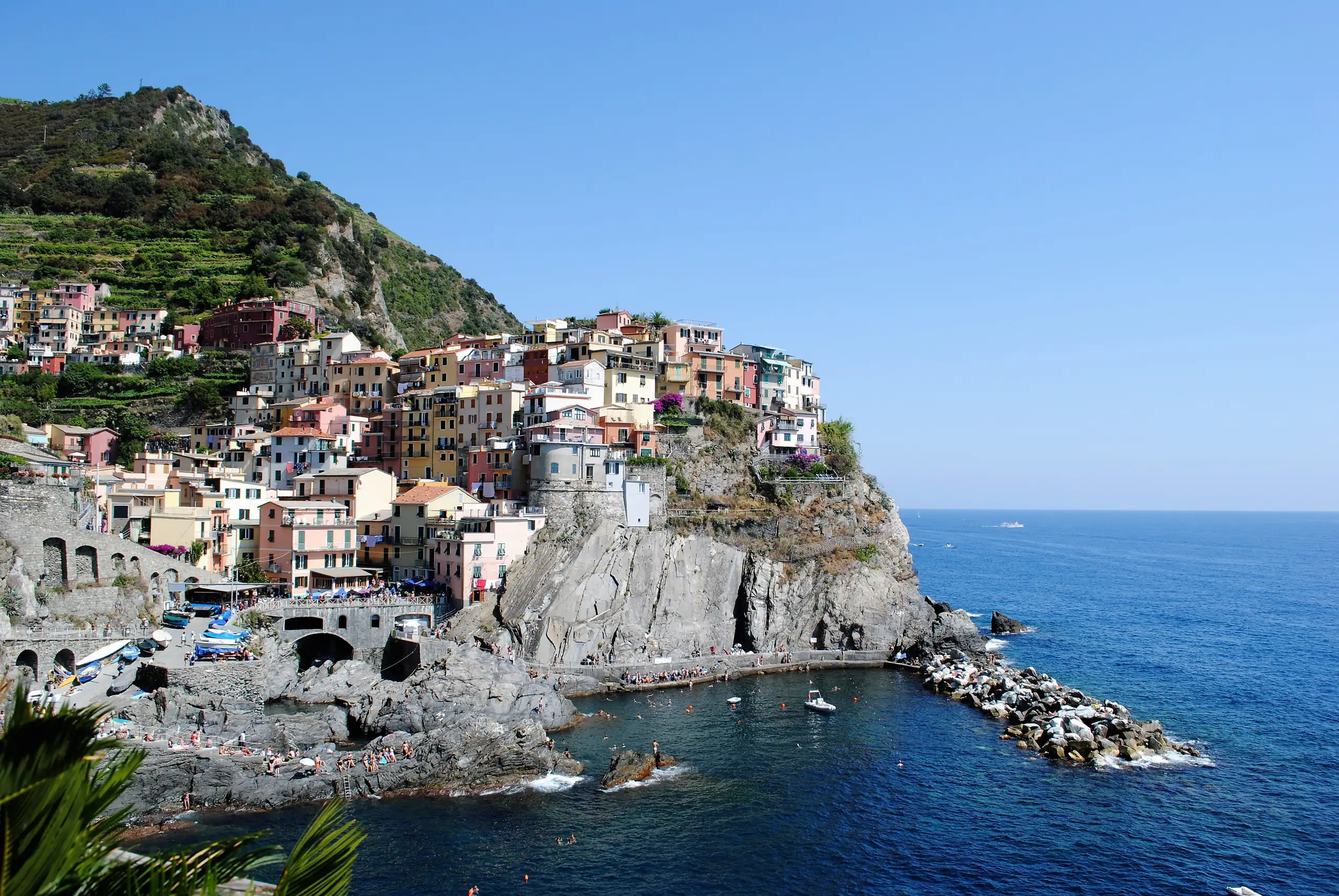 Manarola sotto il cielo azzurro