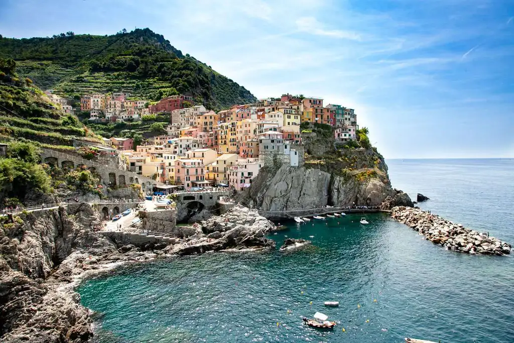 Manarola e la sua baia con le barche