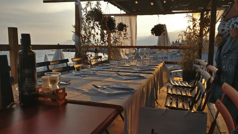 Tables avec vue mer au restaurant Maoma à Bordighera