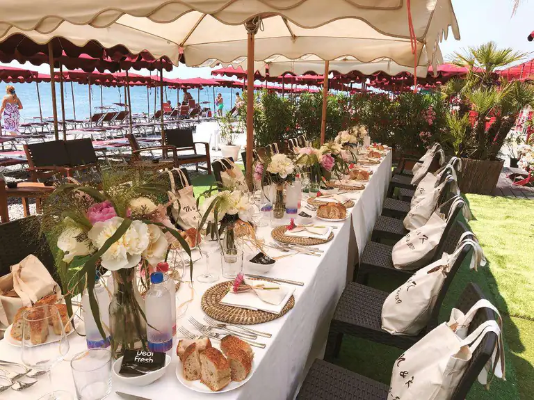 Table dressée sous la tonnelle du Marina Beach à Bordighera