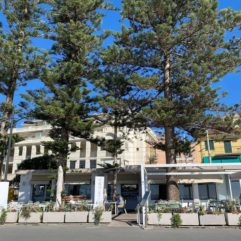Immeuble parmi les pins sur le front de mer de Bordighera