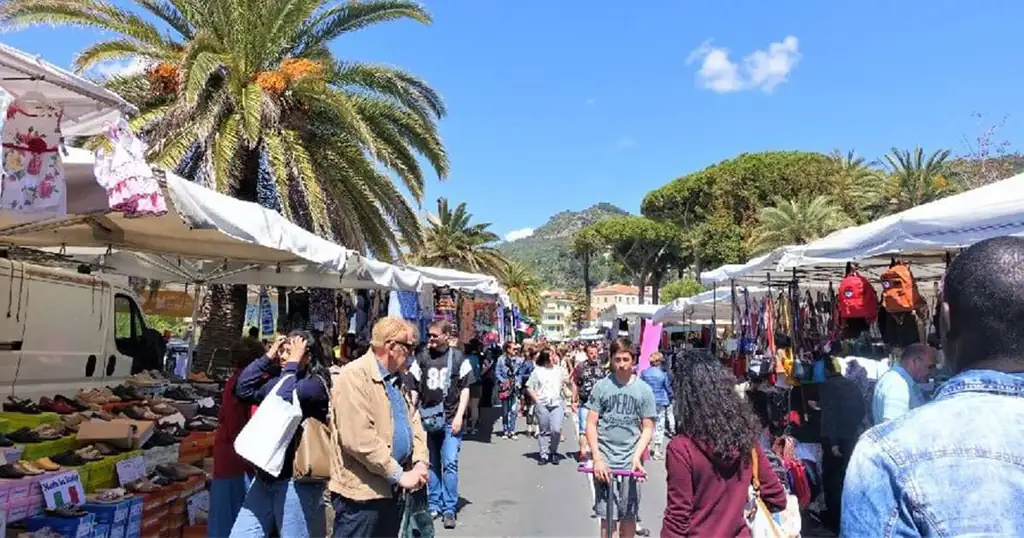 Bancarelle del mercato di Ventimiglia sul lungomare