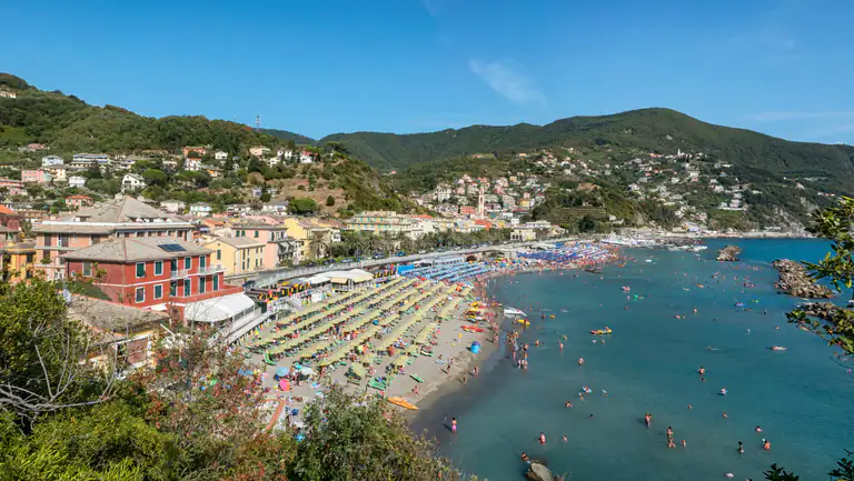 Spiaggia e borgo di Moneglia