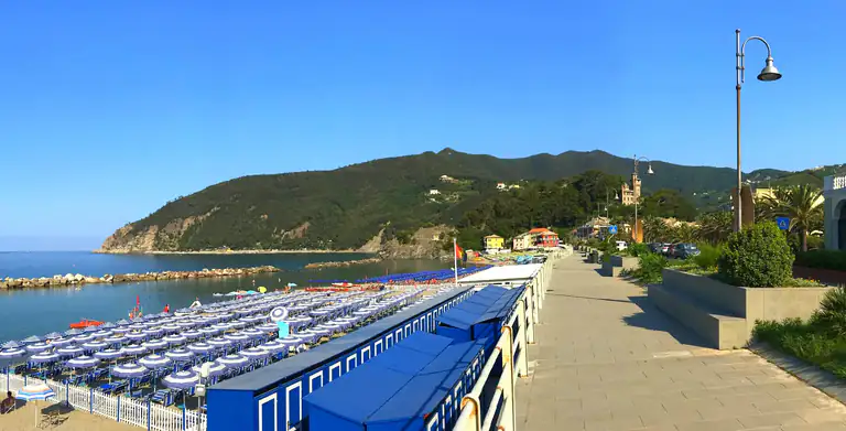 Passeggiata a mare e spiaggia di Moneglia
