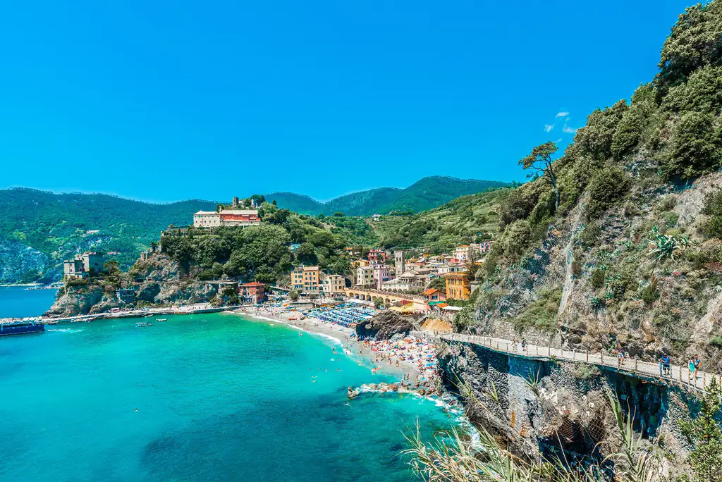 Monterosso al Mare con il mare turchese