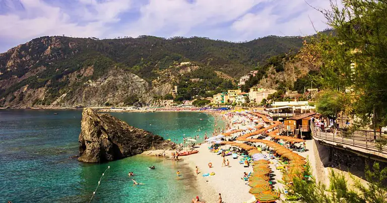 Lo Scoglione e la spiaggia di Fegina a Monterosso