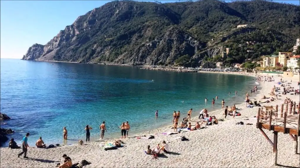 Spiaggia di Monterosso al Mare affollata