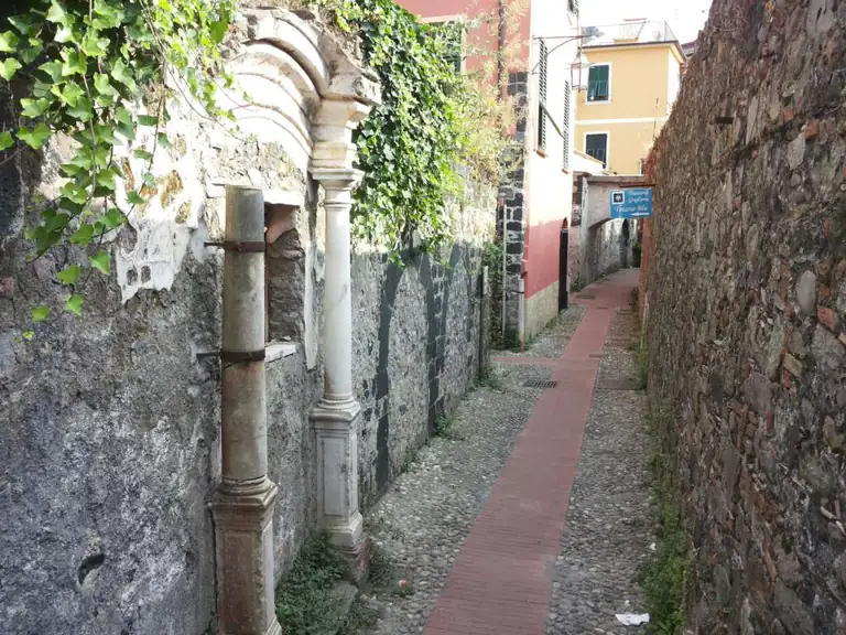 Mura medievali e vicolo di Levanto