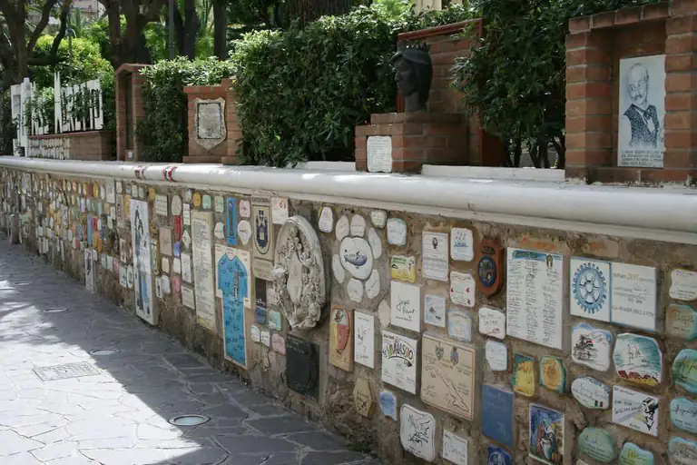 Il Muretto di Alassio con le piastrelle degli artisti