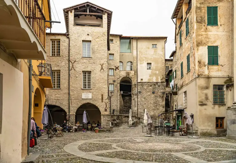 Piazza di Triora vicino al Museo Etnografico e della Stregoneria
