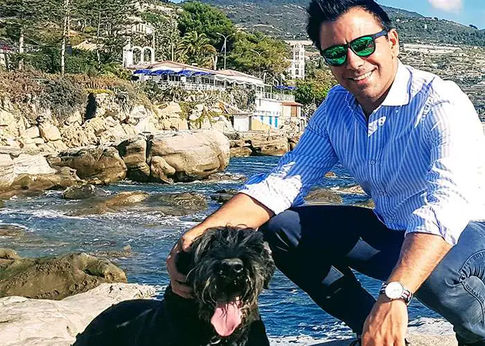 Federico Bertaina mit einem Hund auf den Felsen