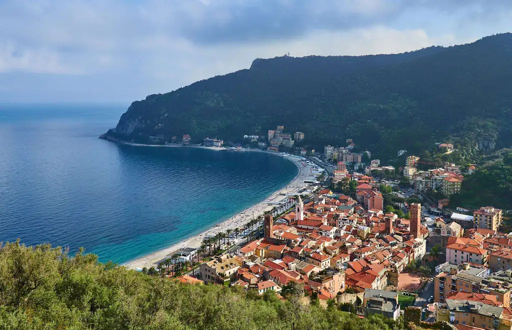 Noli e la baia viste dalla collina