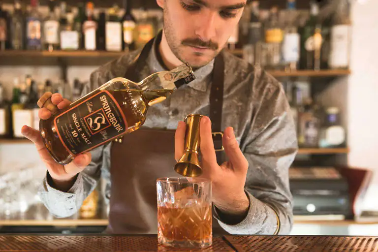 Barman préparant un apéritif au Novantiqua à Bordighera