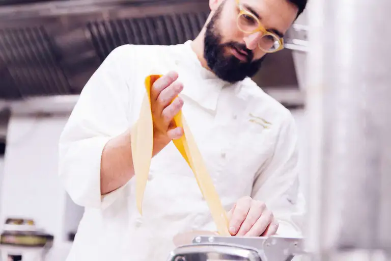 Chef au travail dans la cuisine du Novantiqua