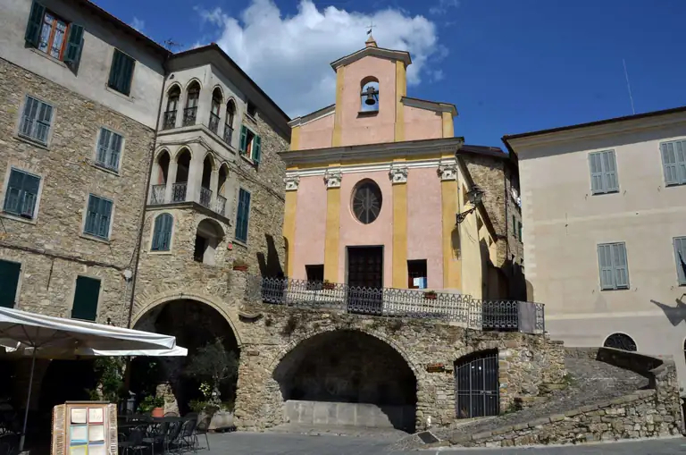 Oratorio di San Bartolomeo nella piazza di Apricale