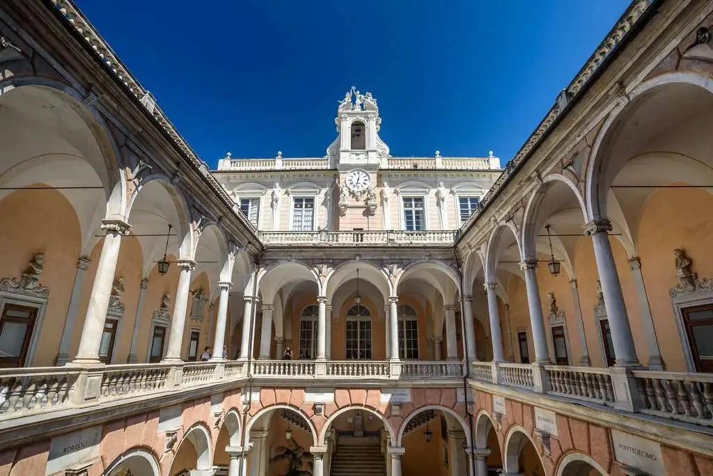 Arkadenhof eines Palazzo dei Rolli in Genua