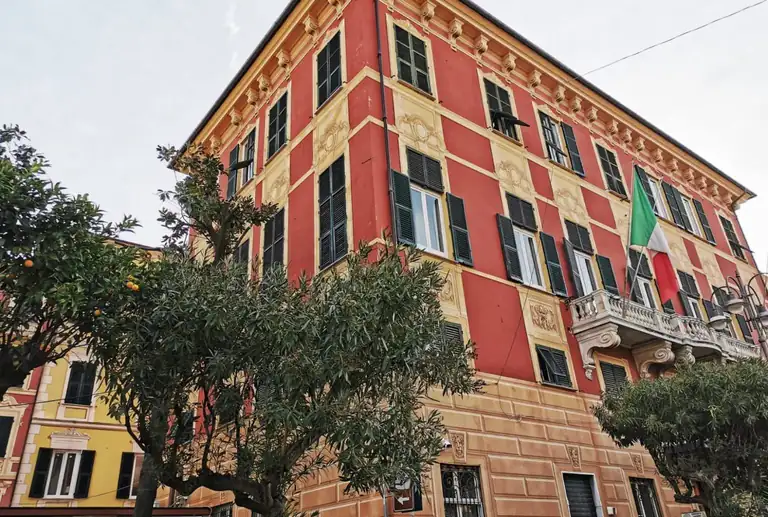Facciata dipinta di Palazzo Franzoni a Lavagna