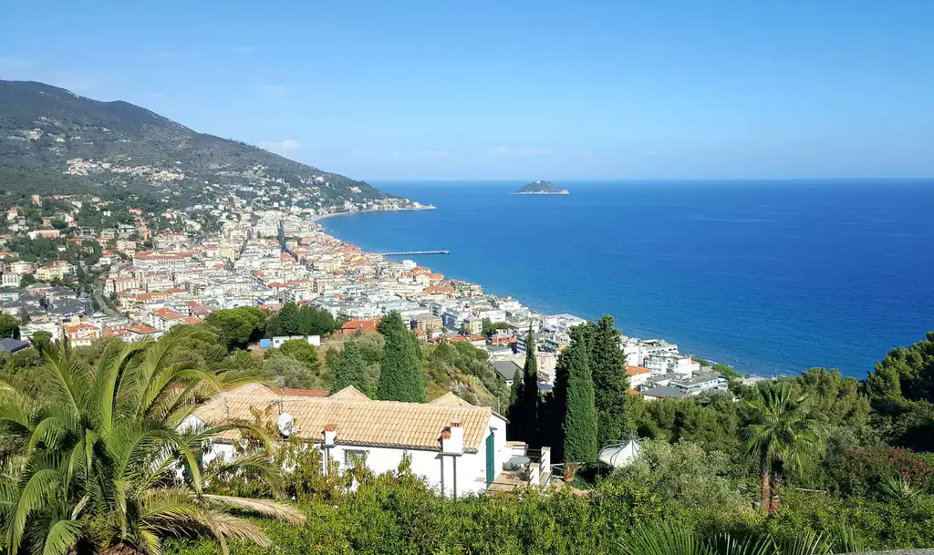 Panorama di Alassio e della sua baia