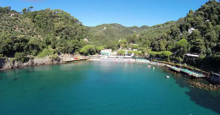 Baia di Paraggi con il mare verde smeraldo