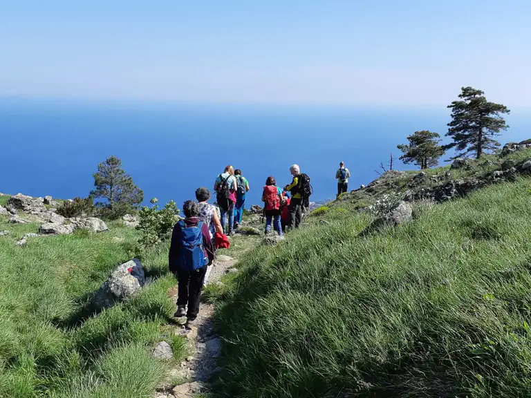 Escursionisti nel Parco del Beigua con vista sul mare