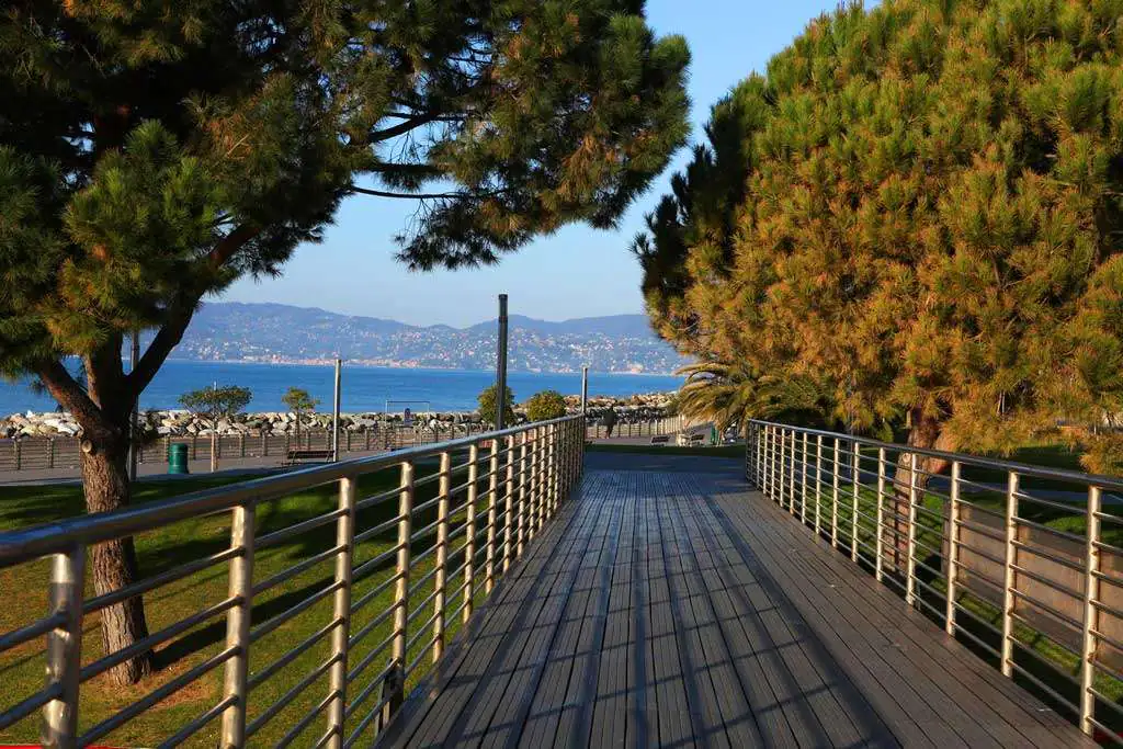 Passerella in legno sulla passeggiata a mare di Chiavari