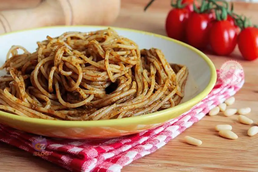 Spaghetti alla portofino con pomodoro e pesto