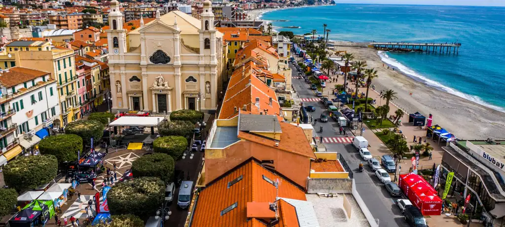 Pietra Ligure con la basilica e la spiaggia dall'alto