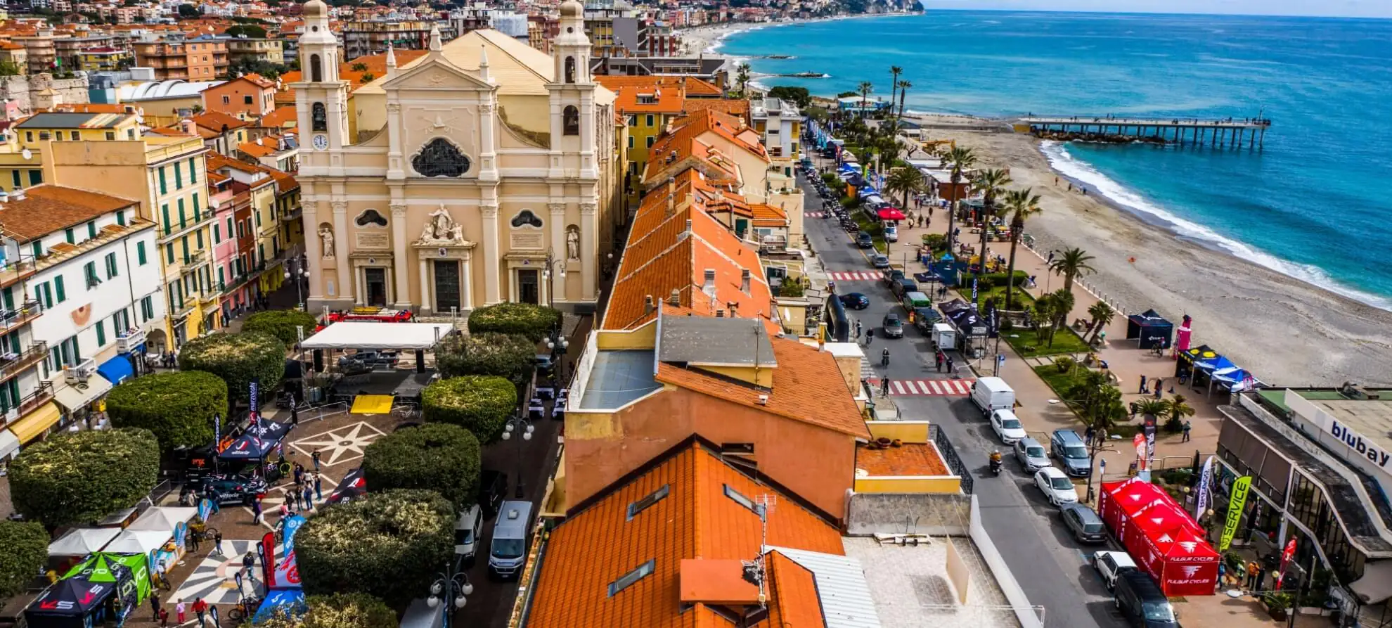 Pietra Ligure con la basilica e la spiaggia dall'alto
