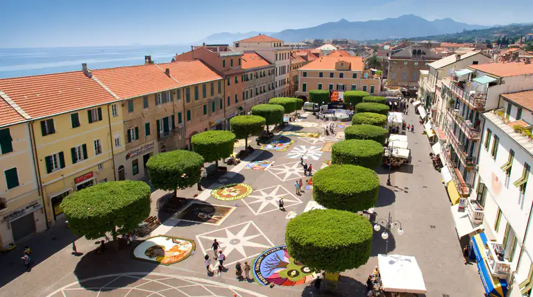Piazza alberata di Pietra Ligure vista dall'alto