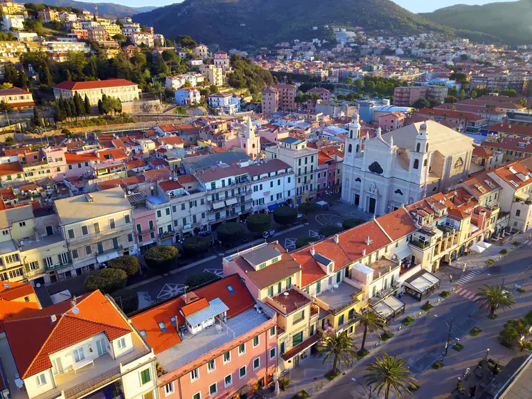 Tetti e basilica di Pietra Ligure