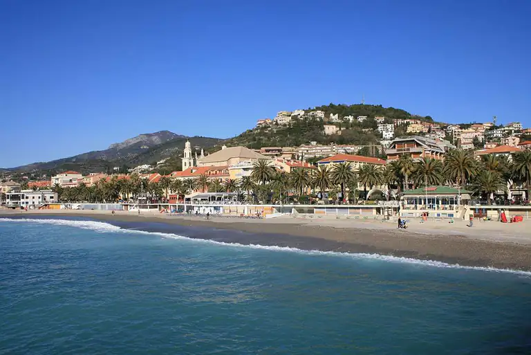 Spiaggia di Pietra Ligure con la costa