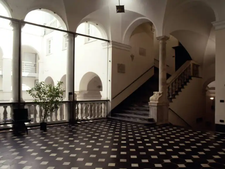 Cortile porticato della Pinacoteca Civica di Savona