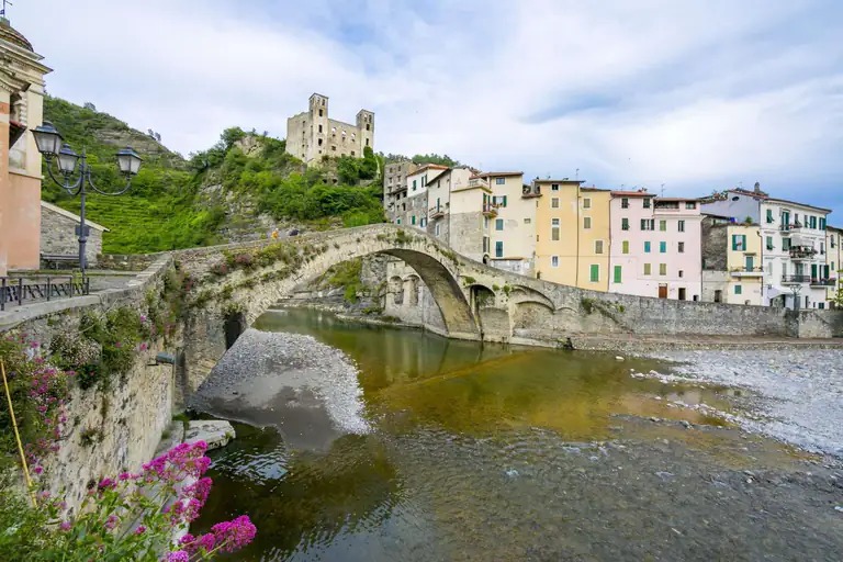 Ponte medievale e borgo di Dolceacqua