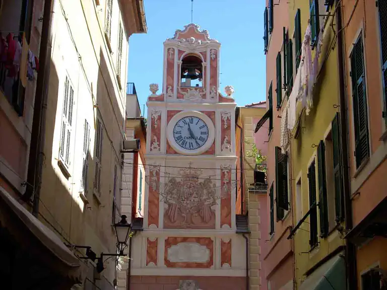 Porta Passorino con la torre dell'orologio a Loano