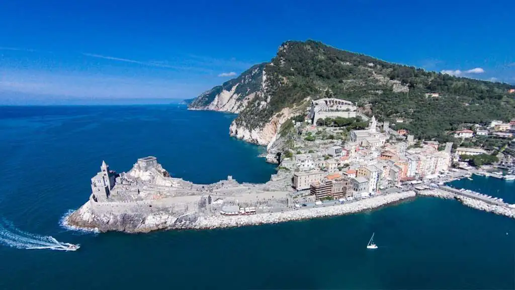 Portovenere und die Kirche San Pietro von oben