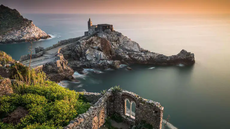 Chiesa di San Pietro a Portovenere al tramonto