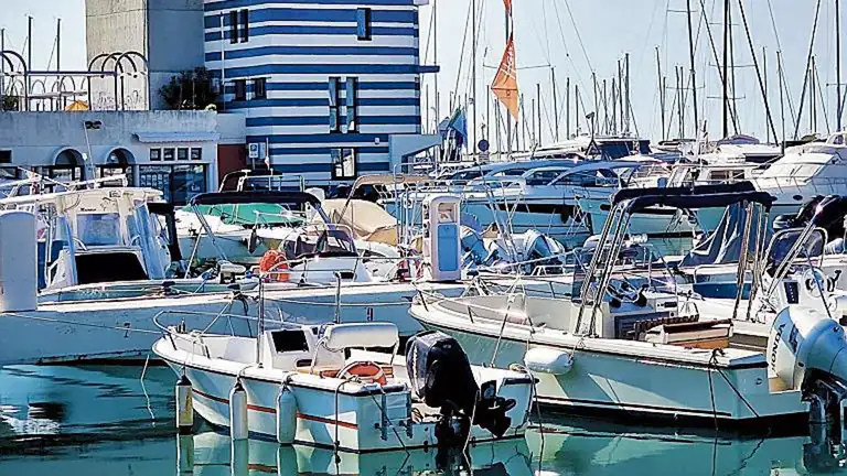 Porto turistico di Lavagna con gli yacht