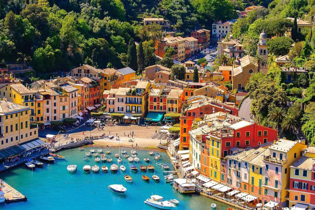 Portofino e il suo porticciolo visti dall'alto