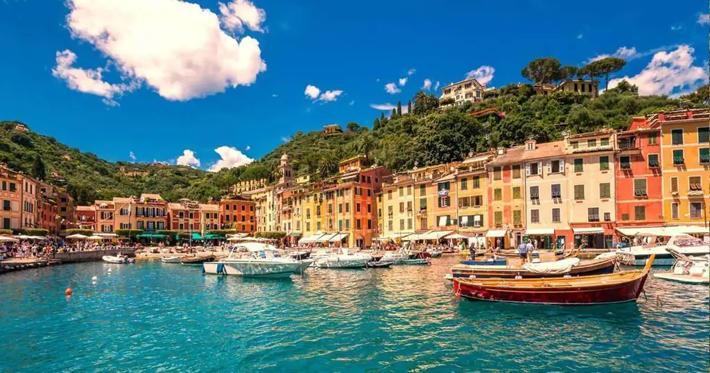 Porticciolo di Portofino con le case colorate