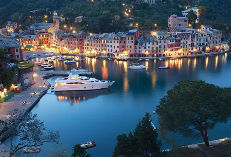 Porto di Portofino illuminato di sera