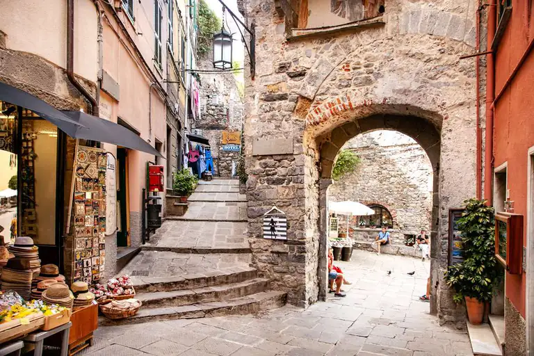 Carruggio con arco nel centro storico di Portovenere