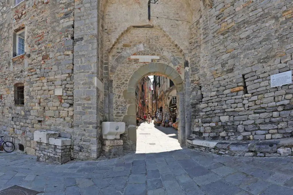 Porte du Borgo, entrée du centre historique de Portovenere