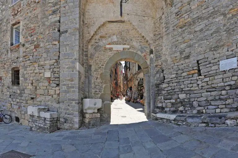 Porta del Borgo, gateway to Portovenere's old town