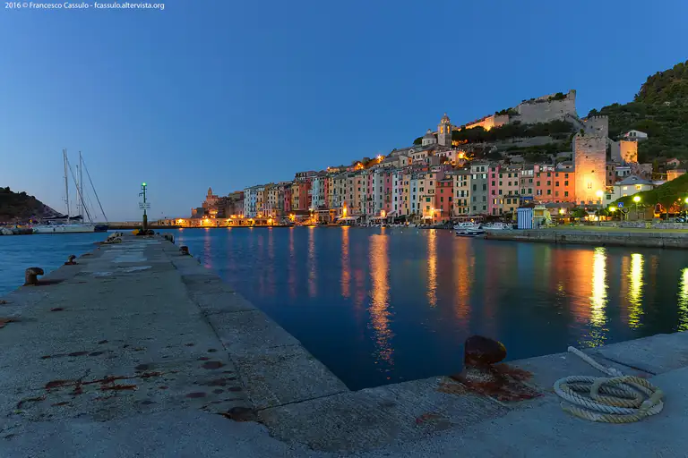 Molo e palazzata di Portovenere al crepuscolo
