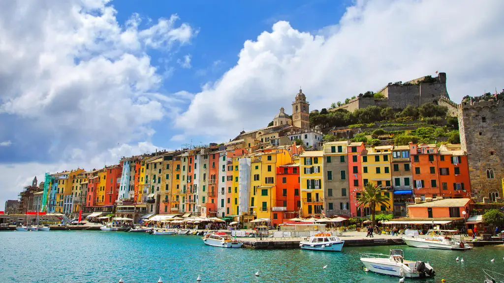 Portovenere con le case colorate e il castello Doria