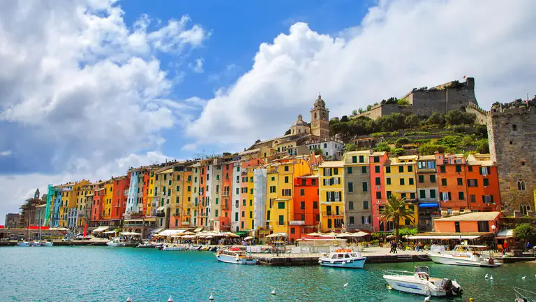Portovenere con le case colorate e il castello Doria
