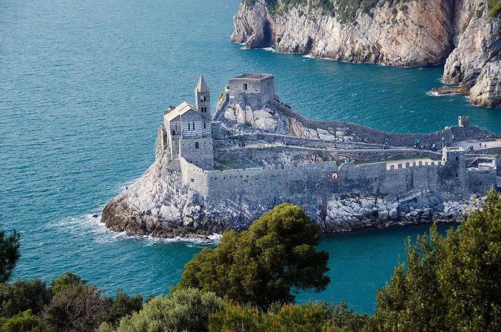 Chiesa di San Pietro su uno sperone di roccia a Portovenere