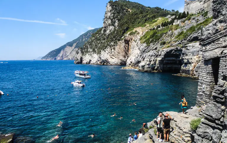 Scogliera e mare di Portovenere verso la Grotta di Byron