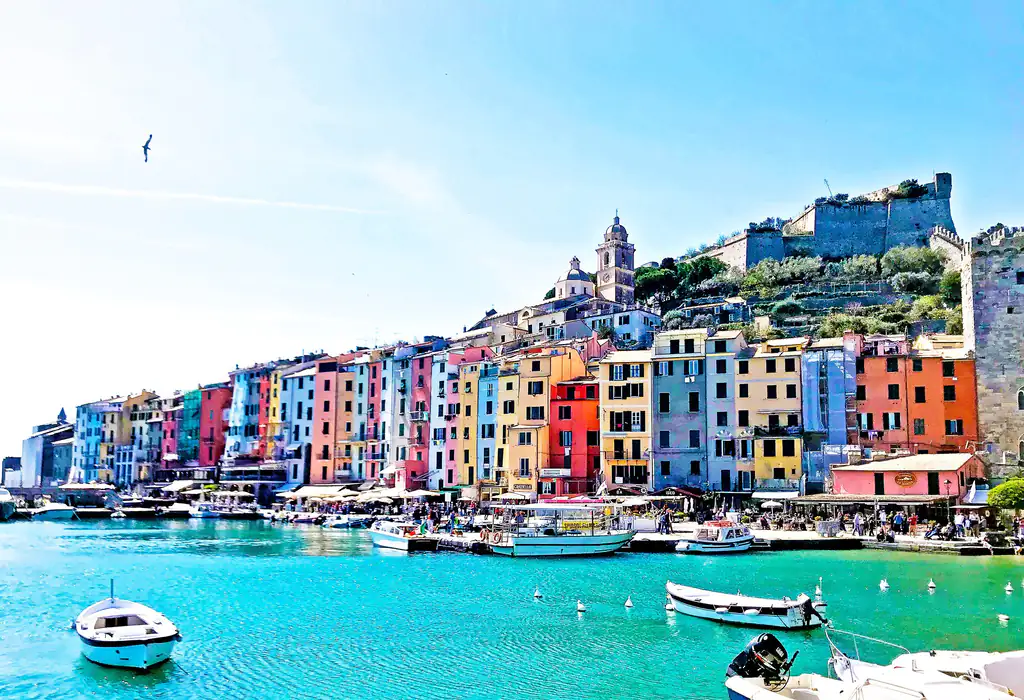 Palazzata colorata di Portovenere e mare turchese