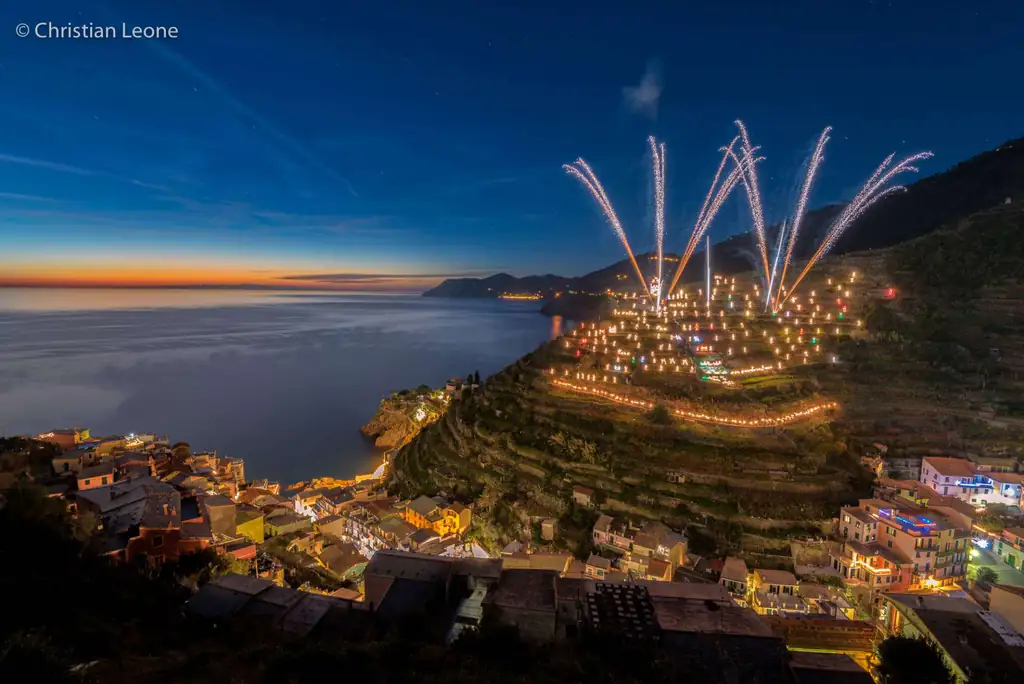 Il presepe luminoso di Manarola sulla collina